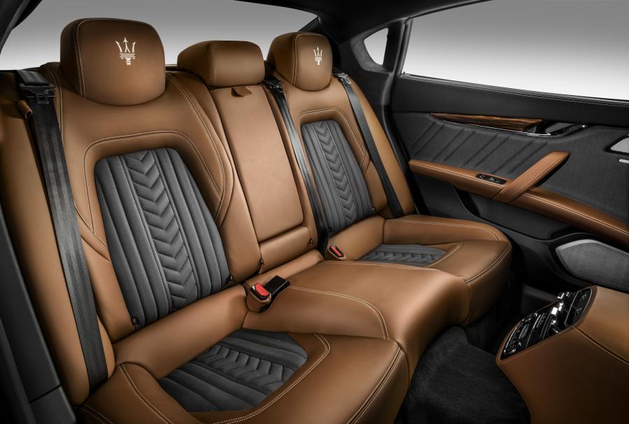 Интерьер Maserati Quattroporte S Q4 GranLusso 2016 года  (фото 9 из 19)